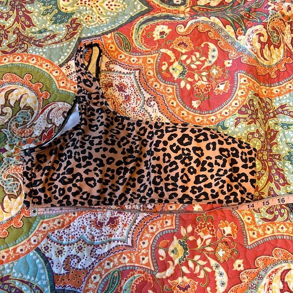 One shoulder, leopard print bikini top - Picture 7 of 7
